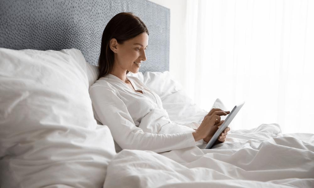 Femme installée confortablement dans un lit Sampur