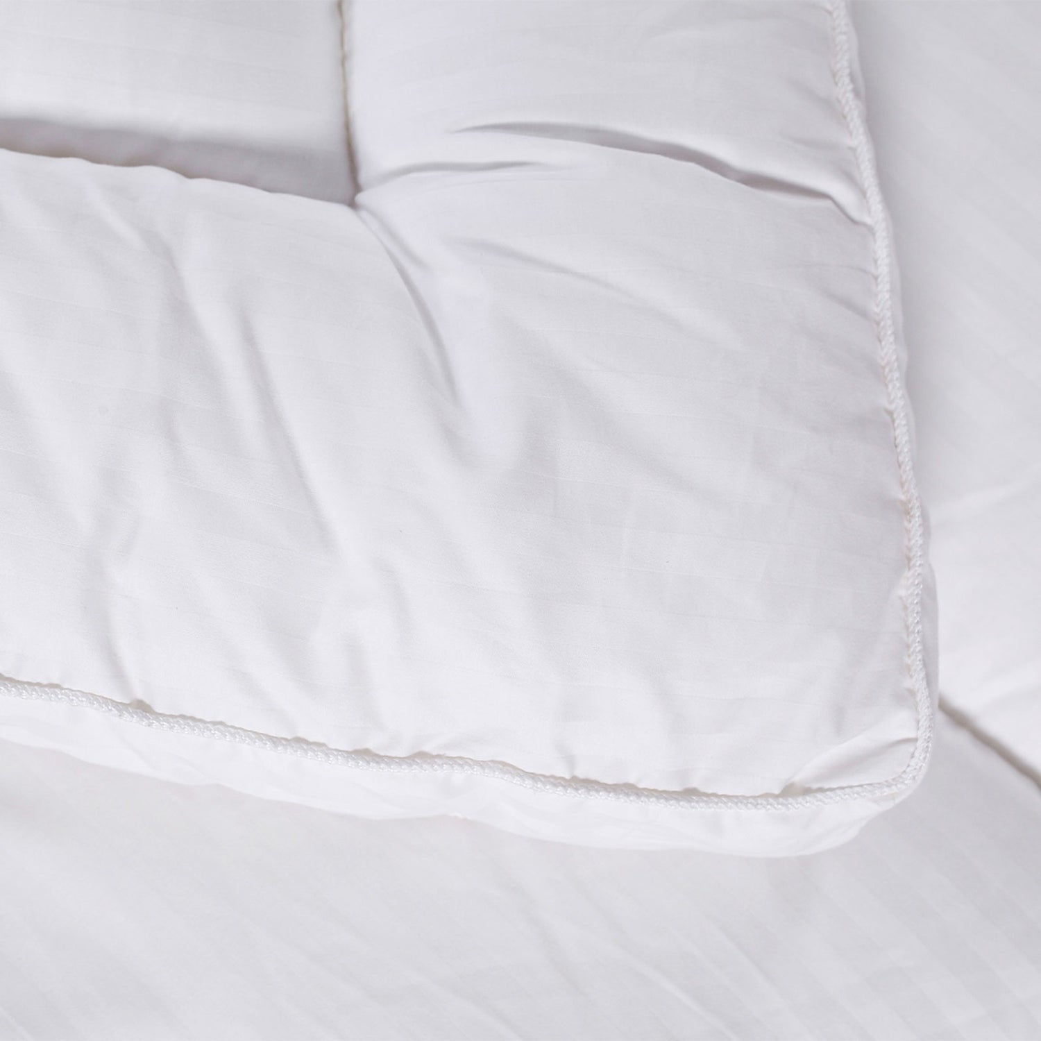 Pack Promo Luxe : Surmatelas + Couette &amp; Oreillers