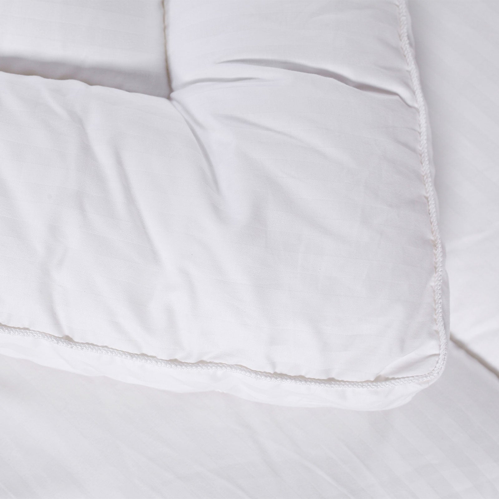 Pack Promo Luxe : Surmatelas + Couette &amp; Oreillers